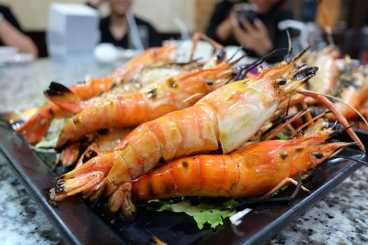 grill shrim seafood on table