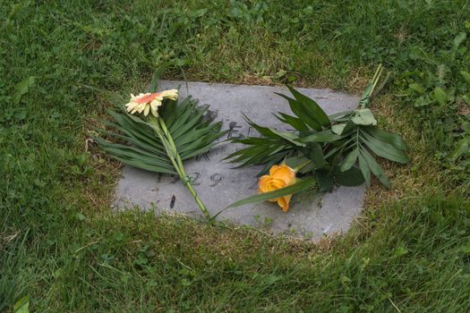 Grave decoration on a grave slab of a lawn grave.