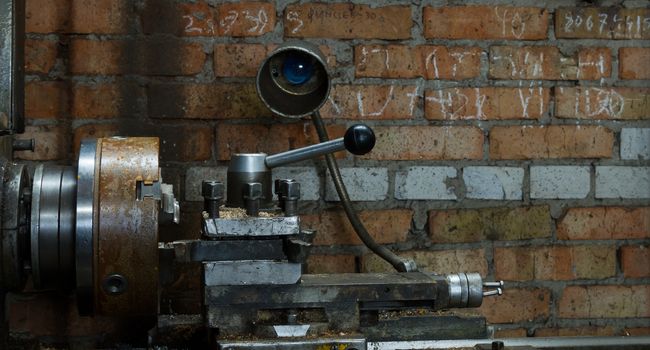 old lathe chuck. Electrical grinding machine. Foto