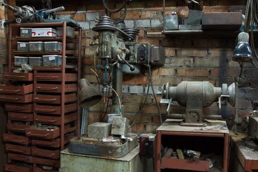 old lathe chuck. Electrical grinding machine. Foto