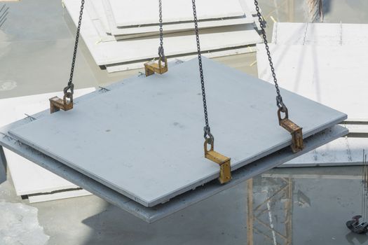 Construction of steel and concrete for the construction of an apartment building with underground parking with precast concrete walls.