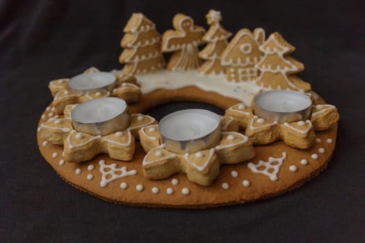 gingerbread wreath with candles on a dark background