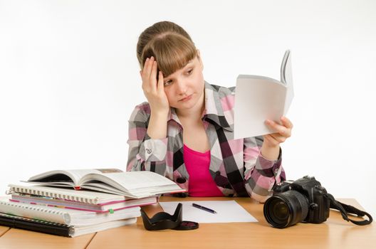 She tries to learn to photograph a variety of reading manuals and tutorials