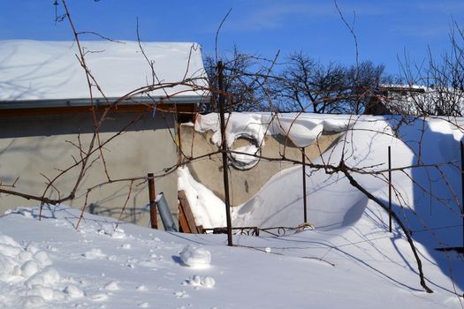 Great snow cover roofs, walkways, gardens, trees, objects