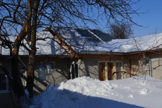 Great snow cover roofs, walkways, gardens, trees, objects
