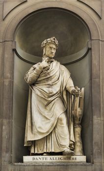 the Statue of Dante in the Uffizi gallery