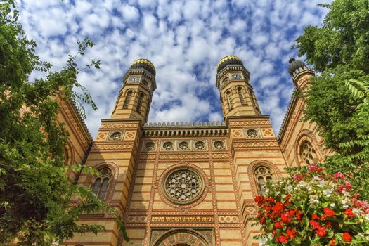 Dohany street synagogue, the great synagogue or tabakgasse synagogue by day, Budapest, Hungary