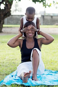The child closes his mother eyes , passing behind her.