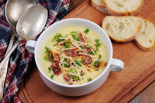 Creamy Loaded Baked Potato Soup with Bacon and Cheese,green onions