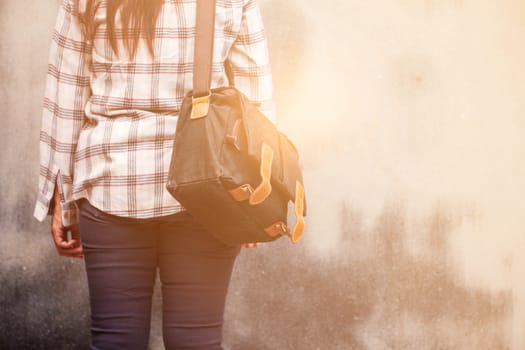 Woman with fashion shirt and bag in the city.