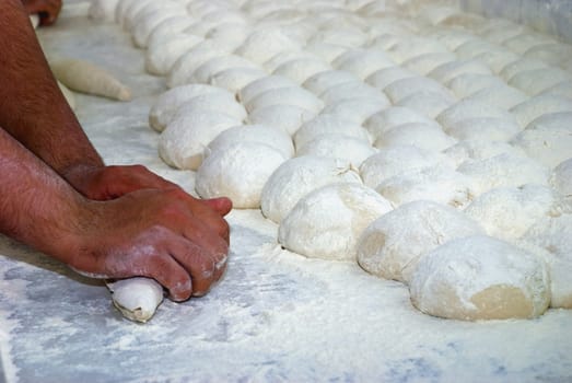 Un Kaplı tezgah üzerinde fırıncı ustası tarafından hazırlanan ekmek hamurları
