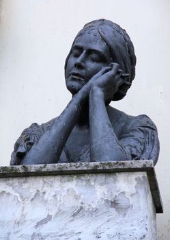 Praying female figure statue of the lectern.