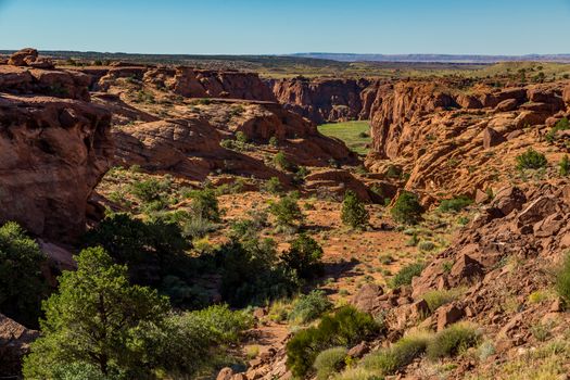 The Canyon de Chelly National Monument consists of many well-preserved Anasazi ruins and spectacular sheer red cliffs that rise up to 1000 feet.