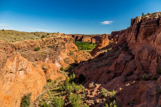 The Canyon de Chelly National Monument consists of many well-preserved Anasazi ruins and spectacular sheer red cliffs that rise up to 1000 feet.