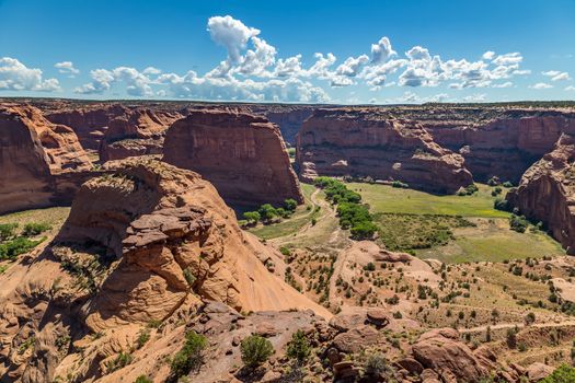 The Canyon de Chelly National Monument consists of many well-preserved Anasazi ruins and spectacular sheer red cliffs that rise up to 1000 feet.