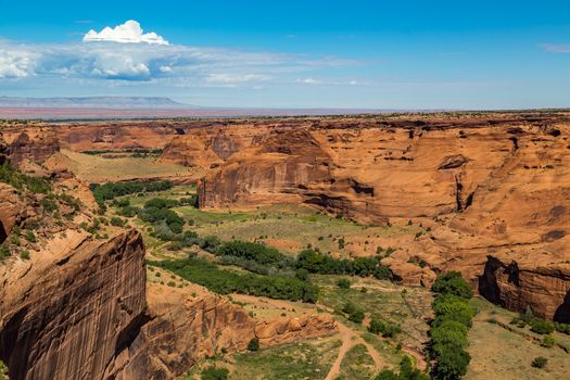 The Canyon de Chelly National Monument consists of many well-preserved Anasazi ruins and spectacular sheer red cliffs that rise up to 1000 feet.