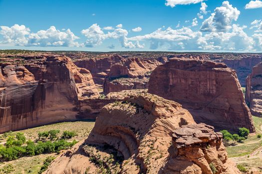 The Canyon de Chelly National Monument consists of many well-preserved Anasazi ruins and spectacular sheer red cliffs that rise up to 1000 feet.