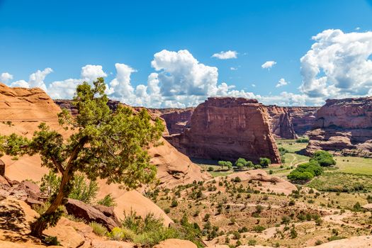 The Canyon de Chelly National Monument consists of many well-preserved Anasazi ruins and spectacular sheer red cliffs that rise up to 1000 feet.