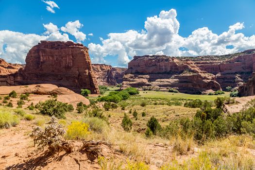 The Canyon de Chelly National Monument consists of many well-preserved Anasazi ruins and spectacular sheer red cliffs that rise up to 1000 feet.