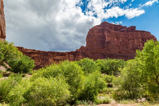 The Canyon de Chelly National Monument consists of many well-preserved Anasazi ruins and spectacular sheer red cliffs that rise up to 1000 feet.