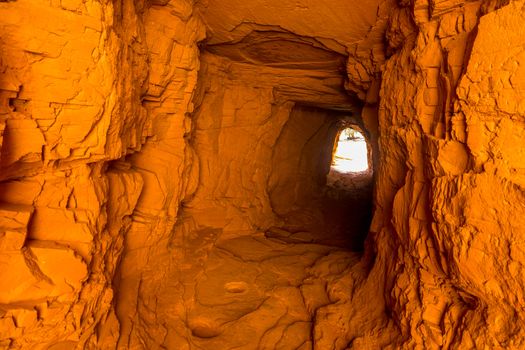 The Canyon de Chelly National Monument consists of many well-preserved Anasazi ruins and spectacular sheer red cliffs that rise up to 1000 feet.