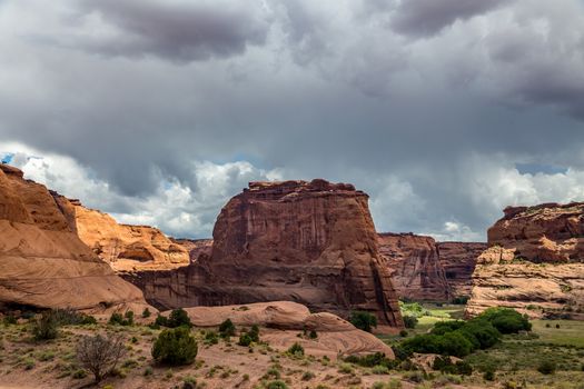 The Canyon de Chelly National Monument consists of many well-preserved Anasazi ruins and spectacular sheer red cliffs that rise up to 1000 feet.