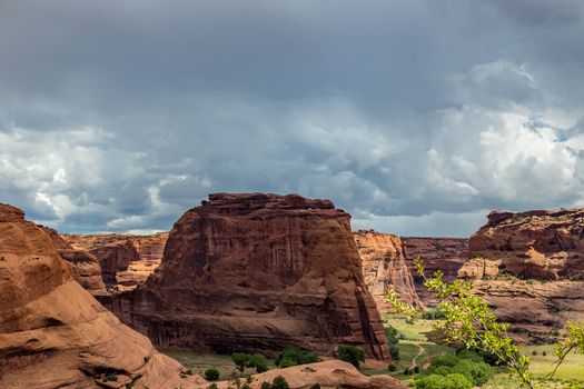 The Canyon de Chelly National Monument consists of many well-preserved Anasazi ruins and spectacular sheer red cliffs that rise up to 1000 feet.