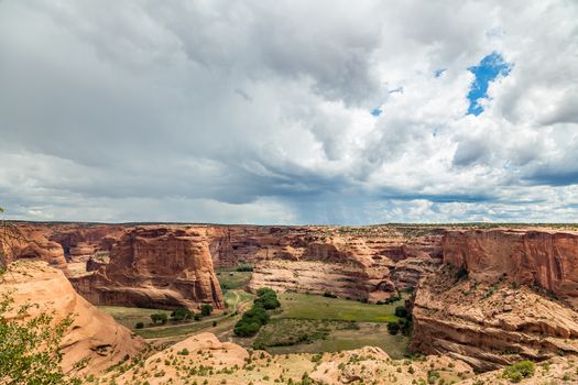 The Canyon de Chelly National Monument consists of many well-preserved Anasazi ruins and spectacular sheer red cliffs that rise up to 1000 feet.