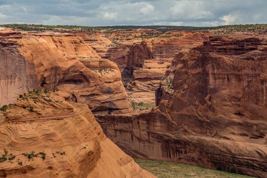 The Canyon de Chelly National Monument consists of many well-preserved Anasazi ruins and spectacular sheer red cliffs that rise up to 1000 feet.