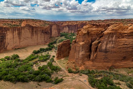 The Canyon de Chelly National Monument consists of many well-preserved Anasazi ruins and spectacular sheer red cliffs that rise up to 1000 feet.