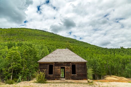 An abandoned cabin sits alongside the San Juan Skyway, a 233 mile loop in southwest Colorado traversing the heart of the San Juan Mountains festuring breathtaking mountain views and includes the portion of US 550 between Silverton and Ouray known as the Million Dollar Highway.