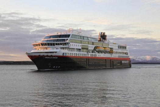 Ms Trollfjord ankommer Brønnøysund ved solnedgang