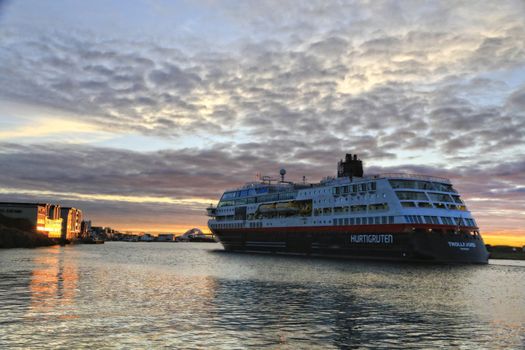 Ms Trollfjord ankommer Brønnøysund ved solnedgang