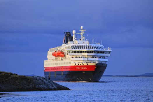 Hurtigruten ankommer Brønnøysund