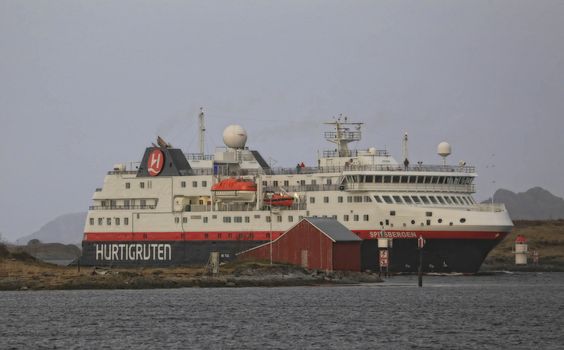 Hurtigruten ankommer Brønnøysund