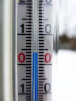 thermometer showing four degrees celsius