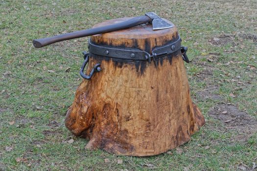 Forged chopping block for splitting wood with axe