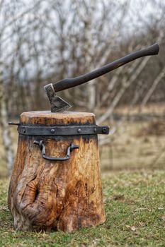 Forged chopping block for splitting wood with axe