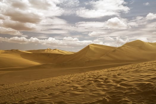 The Huacachina desert is located in the south region of Peru.