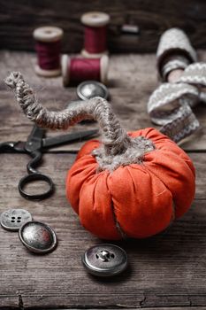 Sewing pumpkins from fabric for autumn decorations