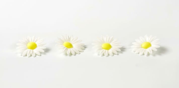 edible wafter paper daisy flowers for cake decoration
