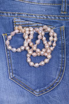 Jeans pocket and necklace with baroque pearls pink