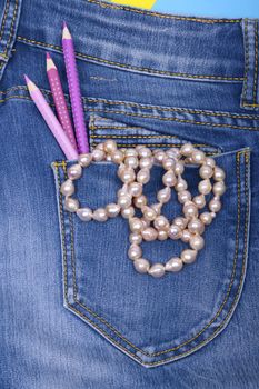 Jeans pocket and necklace with baroque pearls pink