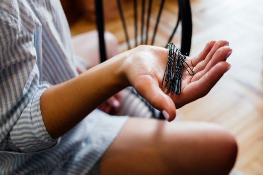 Black hairpin on the girl's hand