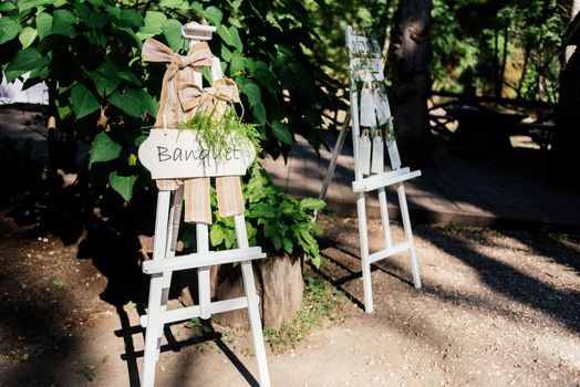 Wedding pointer on the easel