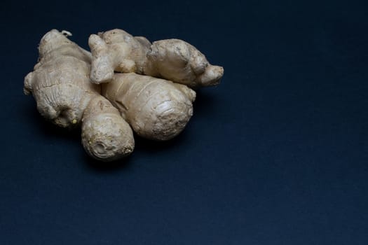 Ginger root disposed on a dark background