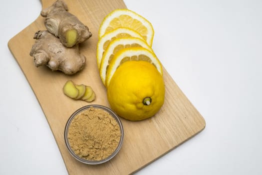 Ginger root and powder and lemon slices