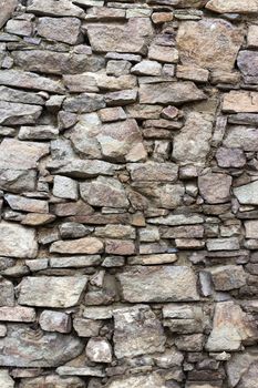 wall of the sharp stones of various sizes