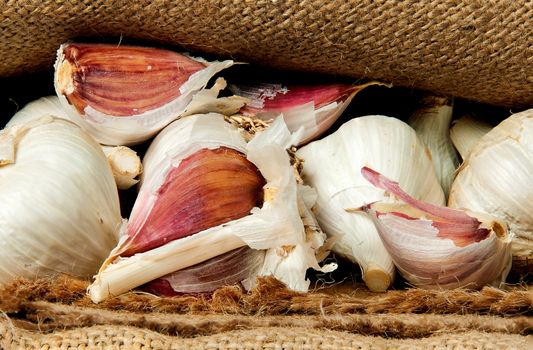 Whole garlic and cloves of garlic mixed in a sack