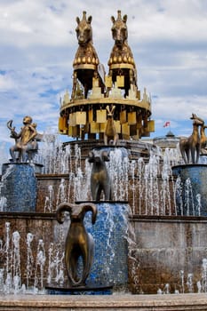 Colchis fountain is located in the central square in Kutaisi. It is a large building with 30 statues - copies of the Colchian culture of the Bronze Age figures.